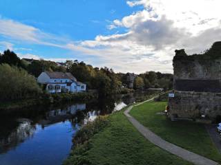 la preciosa ciudad de Thomastown y su colegio de secundaria