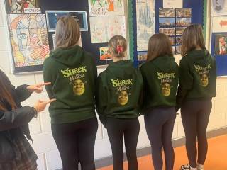 Orgullosas de su producción del musical de Shrek 🎭