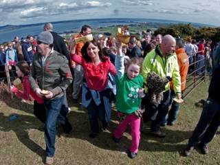 Familias de Carlingford participando en la busca del leprechaun