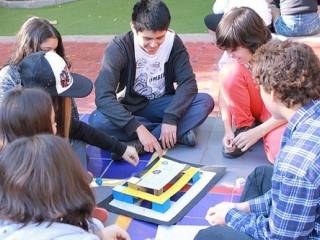 Niños aprendiendo inglés mediante juegos