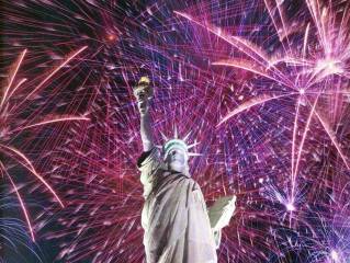 La Estatua de la Libertad, en medio de la pirotecnia