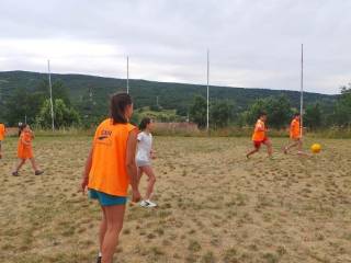 Hasta las chicas juegan al fútbol