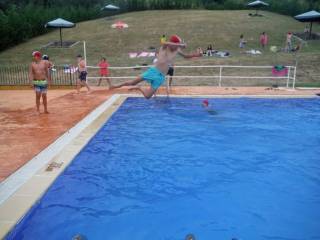 Jugamos en la piscina de campamento