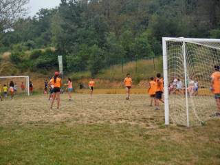 Deportes en la zona deportiva del campamento