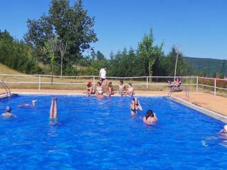 clases piscina y deportes en campamento