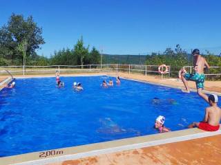 clases piscina y deportes en campamento