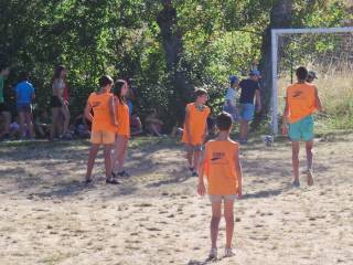 clases piscina y deportes en campamento