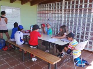 Dia de clases y juegos en campamento