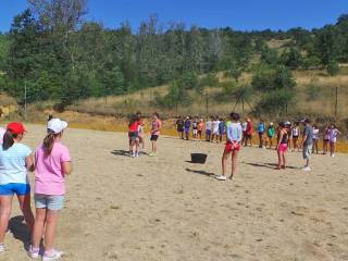 Dia de clases y juegos en campamento