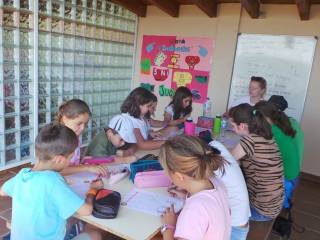 Dia de clases y juegos en campamento