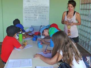 Dia de clases y juegos en campamento