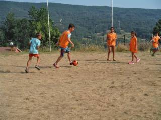 Dia de clases y juegos en campamento