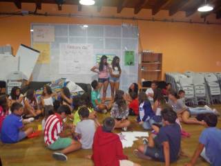 Dia de clases y juegos en campamento