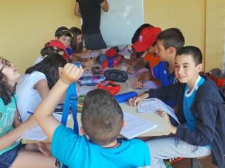 Dia de clases y juegos en campamento