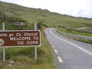Señal de bienvenida a Cork, en gaélico y en inglés.