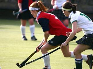 Alumnas practicando hockey