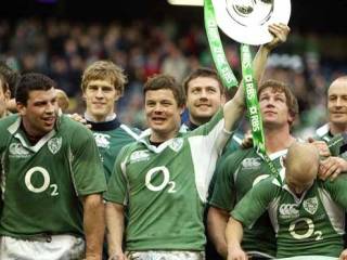 Los jugadores irlandeses muestran felices el trofeo del Torneo Seis Naciones en 2007.