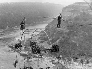 Henri Rechatin haciendo equilibrio en el Spanish Aerocar