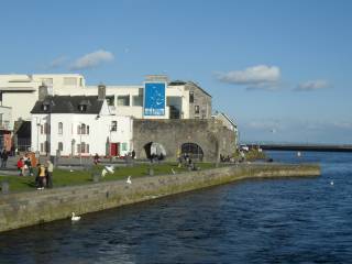 Paseo junto al mar en Spanish Arch