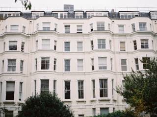 Elegante fachada de edificios en Notting Hill