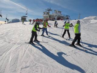 Esquiar en la estación de Valgrande-Pajares con colegios