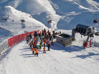 Esquiar en la estación de Valgrande-Pajares con colegios