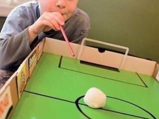 Manualidad Futbito con caja y pajitas