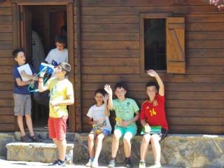 Niños conviviendo en cabaña