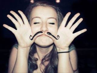 Mujeres apoyando la causa de Movember