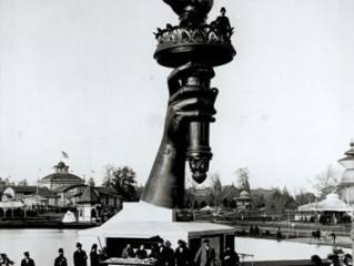 Brazo con la llama de la estatua de la Libertad, expuesta por el centenario de la independencia