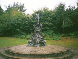 Estatua de Peter Pan en los Kensington Gardens