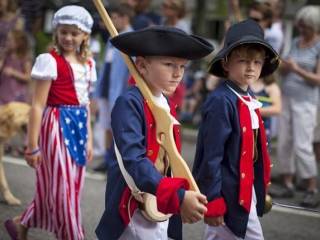 Niños vestidos de colonos