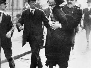 Emmeline Pankhurst siendo arrestada