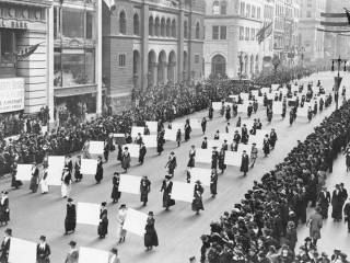 Desfile de mujeres conmemorando la muerte de Emily Davison