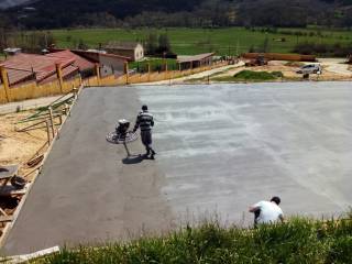 Terminado el hormigón pulido de la pista de baloncesto