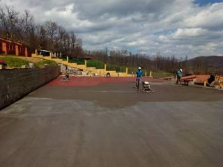 Terminado el hormigón pulido de la pista de baloncesto