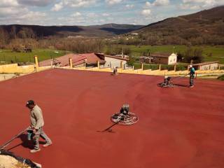 pista de baloncesto roja