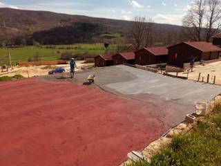 pista de baloncesto roja